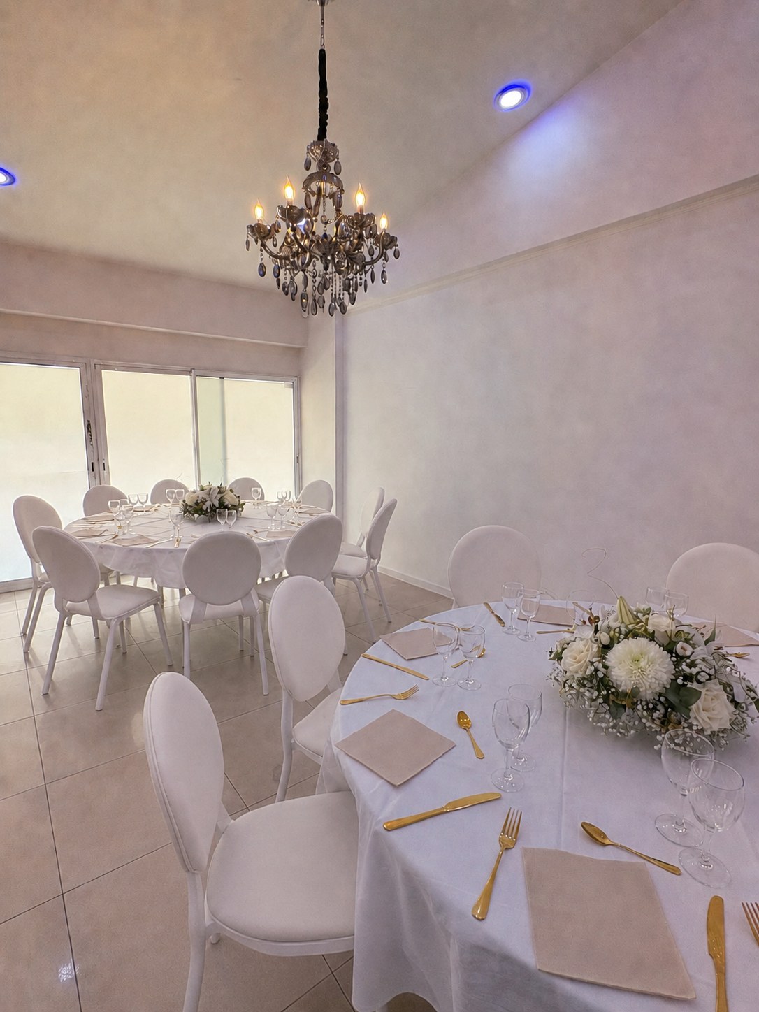 Salle avec lustre